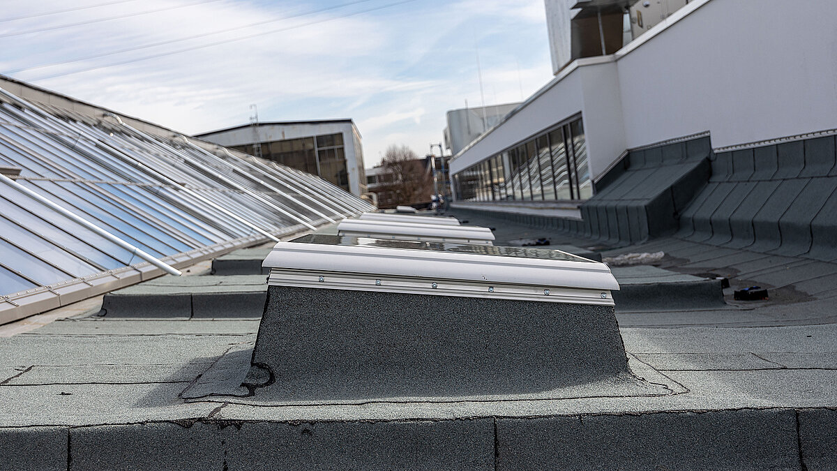 Dachfenster und Glasdach des Factory Campus in Düsseldorf mit moderner Architektur.