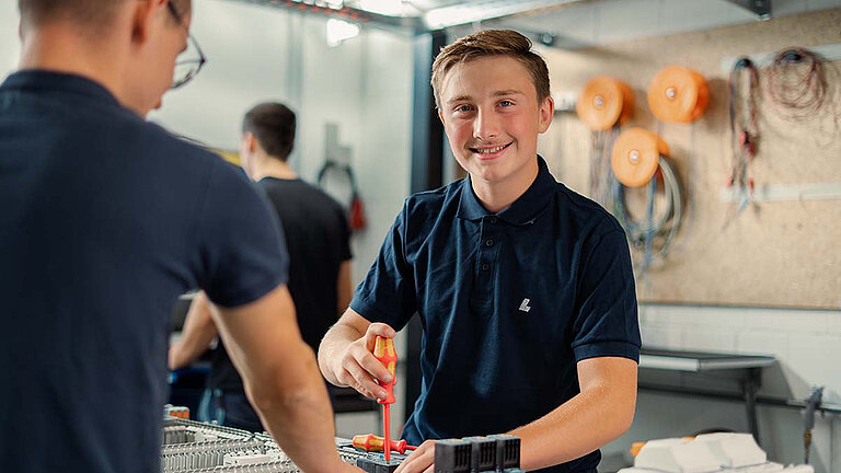 Azubi in der Azubiwerkstatt