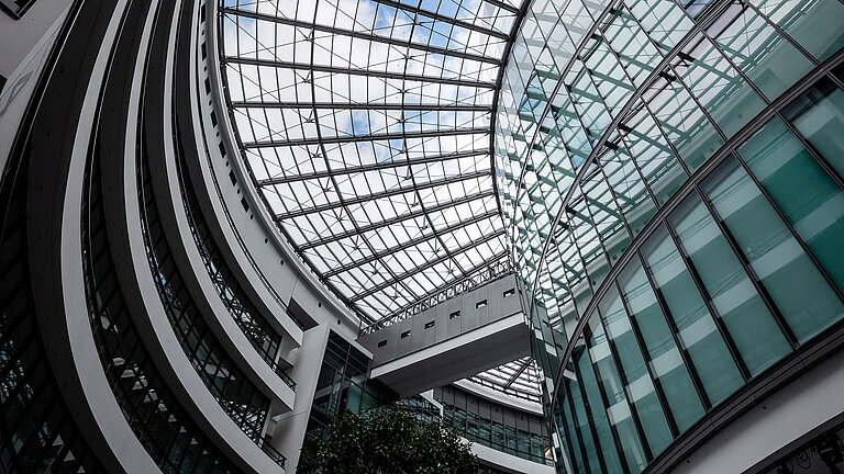 Blick auf die gebogene Glasfassade und das filigrane Dach im BMW Group Forschungs- und Innovationszentrum FIZ.
