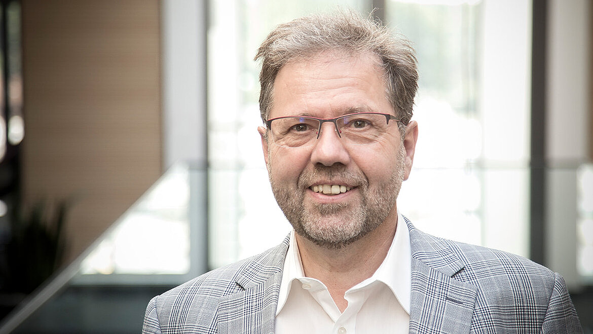 Joachim Hessemer, Technischer Leiter bei LAMILUX Tageslichtsysteme Langjähriger Designer und Entwickler von Glasdächern, Lichtkuppeln, Oberlichtern, Lichtbändern und Flachdach Fenstern