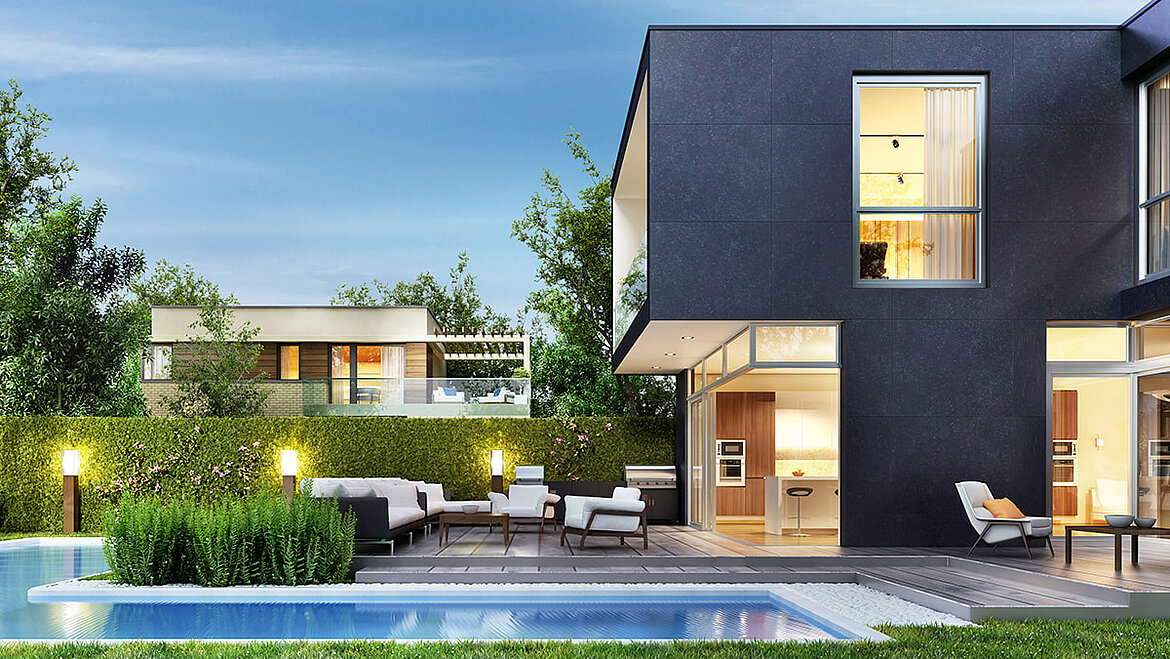 Wohnhaus aus Modulbau der Luxusklasse mit Terrasse und Pool in der Abenddämmerung