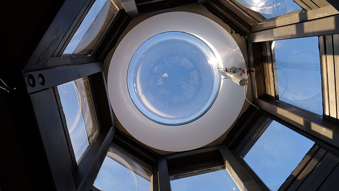 Blick durch die montierte Lichtkuppel F100 rund, von Lamilux