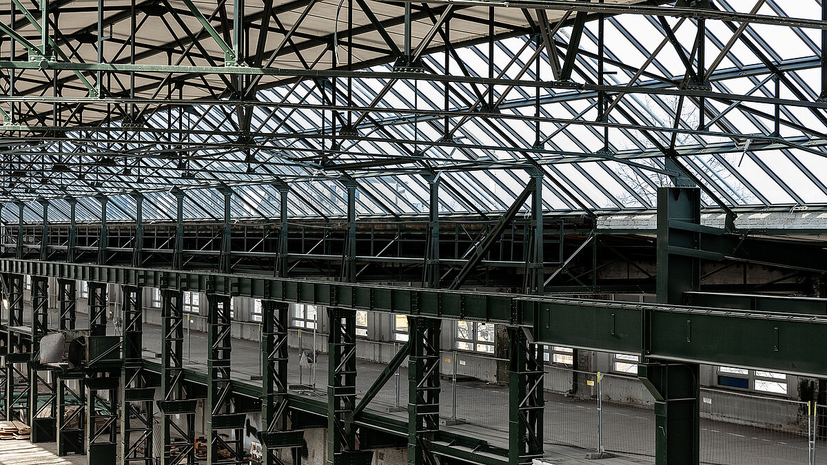 Glasdach und Stahlkonstruktion der Factory Campus in Düsseldorf, industrielle Architektur im modernen Stil.