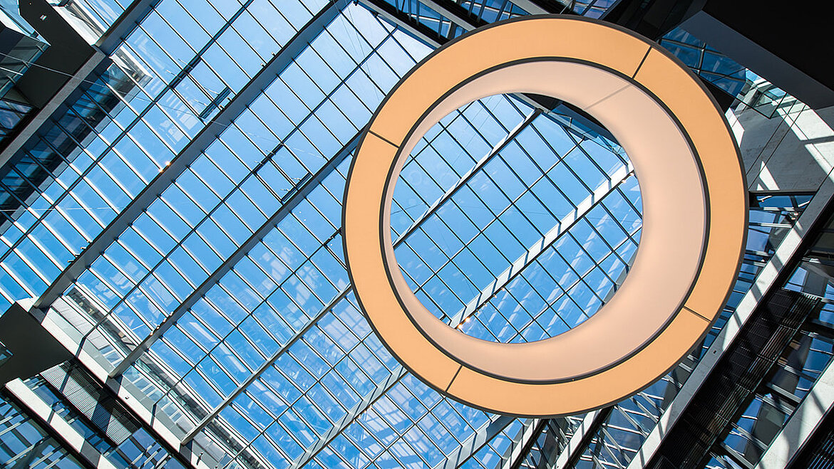 Innenarchitektonische Details unter dem Glasdach im FGS Campus Bonn