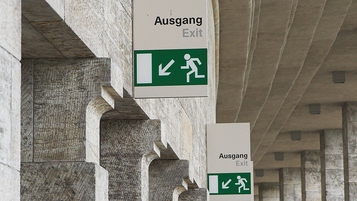 Fluchtpläne gehören zu den organisatorischen Maßnahmen des vorbeugenden Brandschutzes. Notausgang zeigt Weg aus Gebäude | insights by LAMILUX