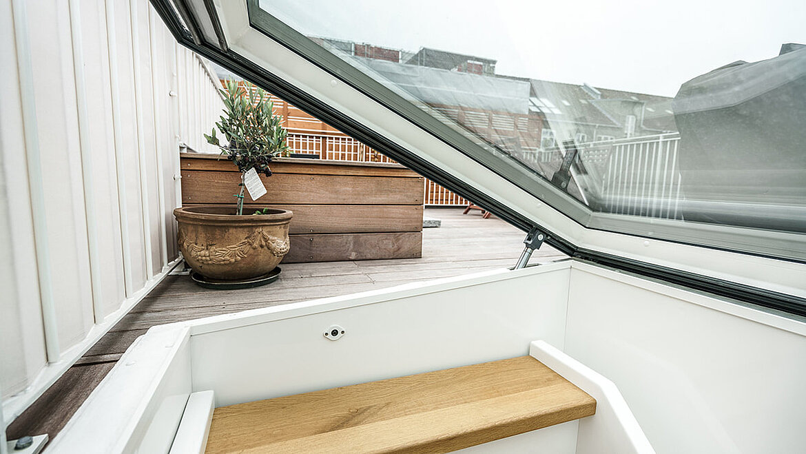Flachdach Ausstieg auf die Dachterrasse zur Vergrößerung des Wohnraums LAMILUX Flachdach Ausstieg Komfort Swing zum Ausstieg auf die Dachterrasse | insights by LAMILUX