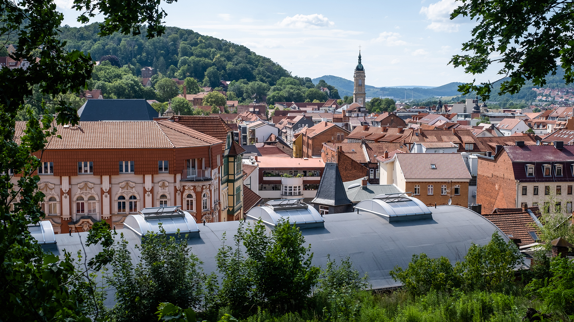 Blick auf die Kletterhalle "Alte Brauerei" in Eisenach mit LAMILUX Lichtbändern B und umliegenden historischen Gebäuden im Stadtpanorama.